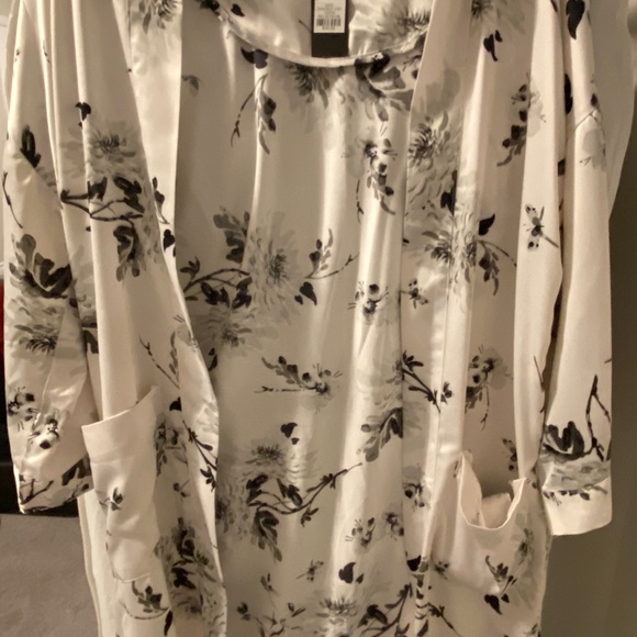 NWT White & Floral Kimono Cardigan - Picture 3 of 4
